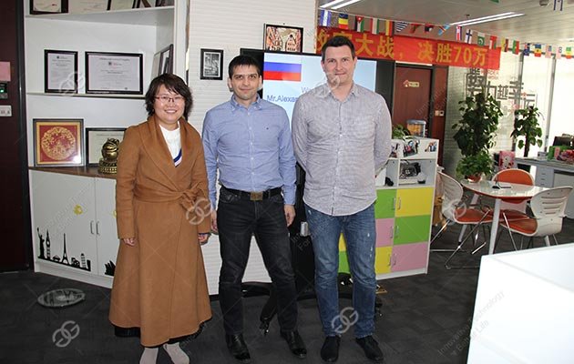Visite d'un client russe à la friteuse continue
